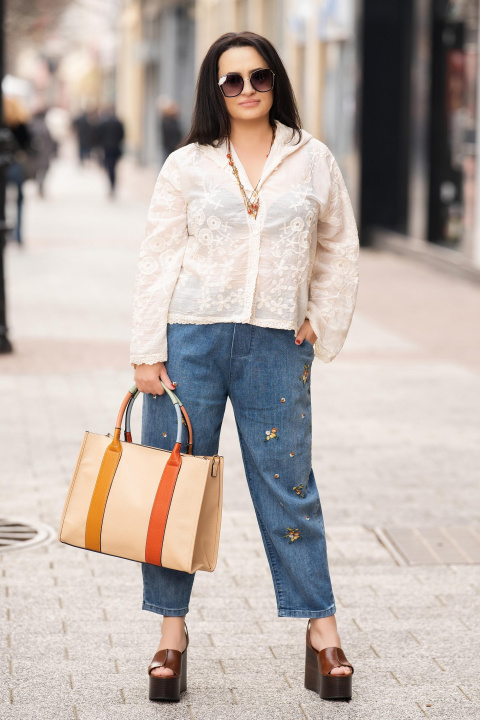 Макси блуза от памук в цвят екрю с бродерия и качулка