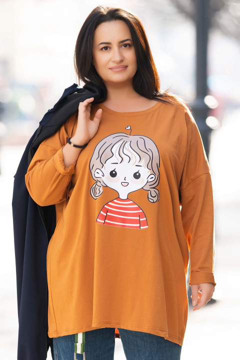 МАКСИ блуза от памук в цвят карамел с щампа анимирано момиче и заден джоб