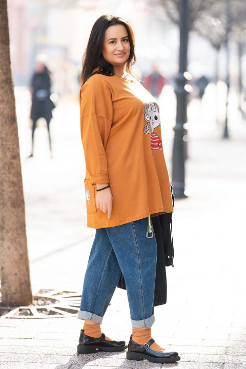 МАКСИ блуза от памук в цвят карамел с щампа анимирано момиче и заден джоб