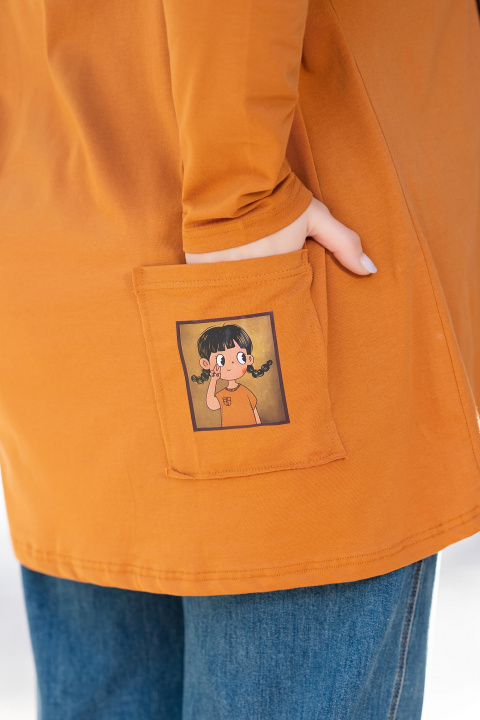 МАКСИ блуза от памук в цвят карамел с щампа момиче с две плитки и заден джоб