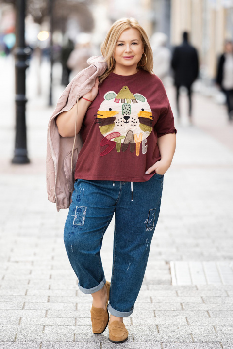 Макси блуза от памук в цвят вишна с цветно апликарано мече