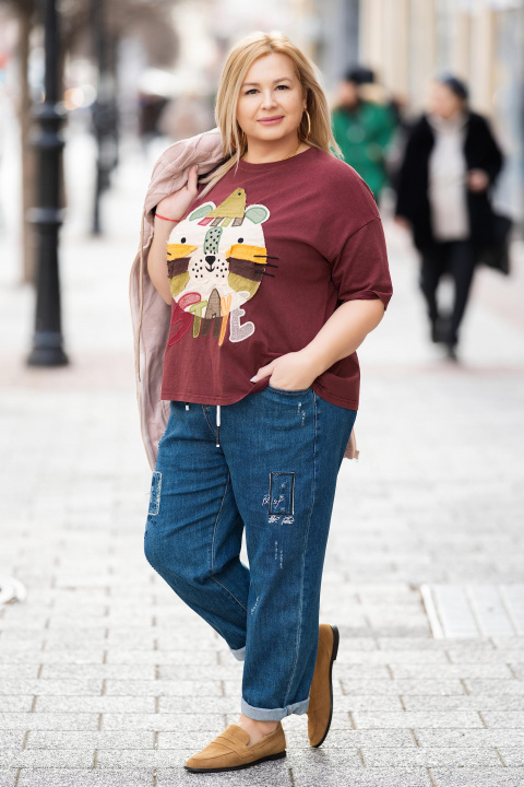 Макси блуза от памук в цвят вишна с цветно апликарано мече