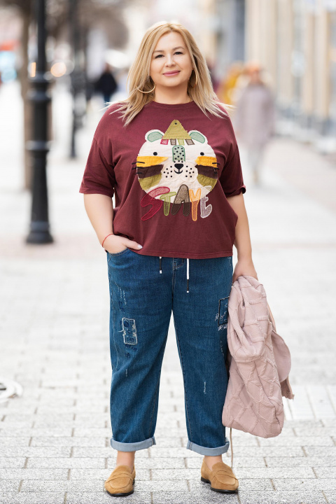 Макси блуза от памук в цвят вишна с цветно апликарано мече