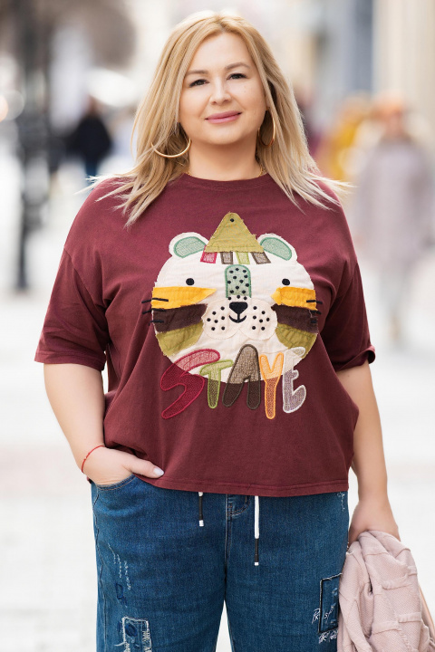 Макси блуза от памук в цвят вишна с цветно апликарано мече