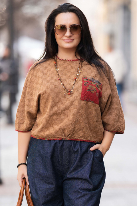 МАКСИ блуза от памук в кафяво с декоративен джоб и червен кант