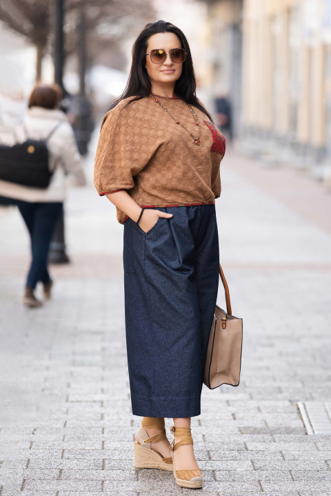 МАКСИ блуза от памук в кафяво с декоративен джоб и червен кант