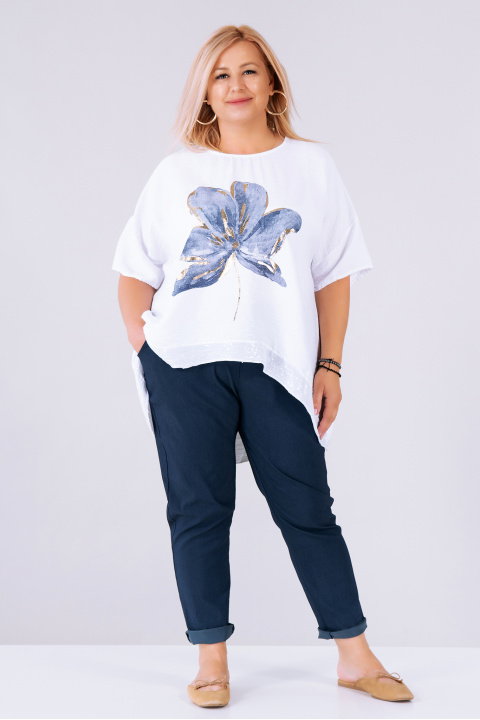 МАКСИ блуза от вискоза в бяло с принт цвете в тъмносиньо и златисто