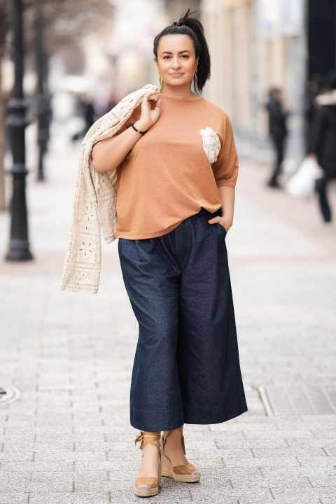 Макси блуза с ламе в карамелен цвят с декоративен джоб