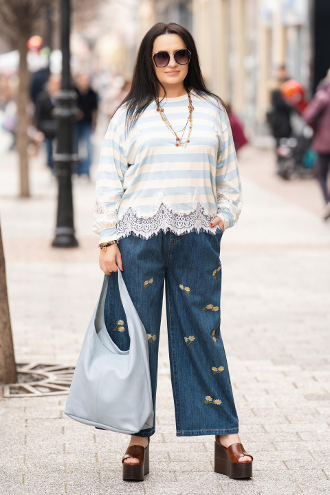 Макси блуза с принт синьо‑бяло райе и дантелени елементи