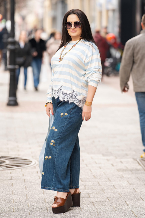 Макси блуза с принт синьо‑бяло райе и дантелени елементи