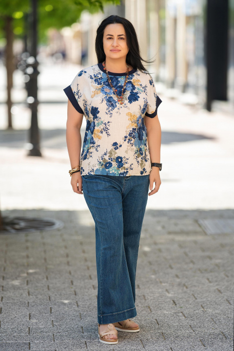 Макси блуза в бежово със син флорален принт и свободна кройка