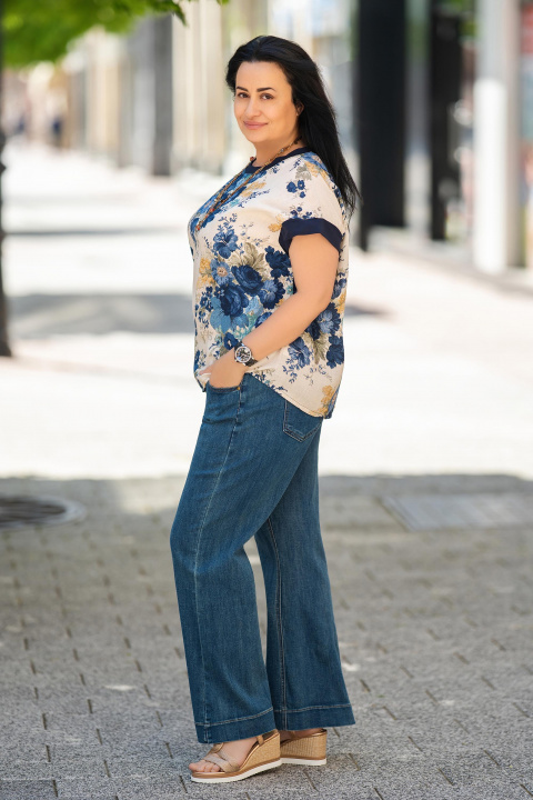 Макси блуза в бежово със син флорален принт и свободна кройка