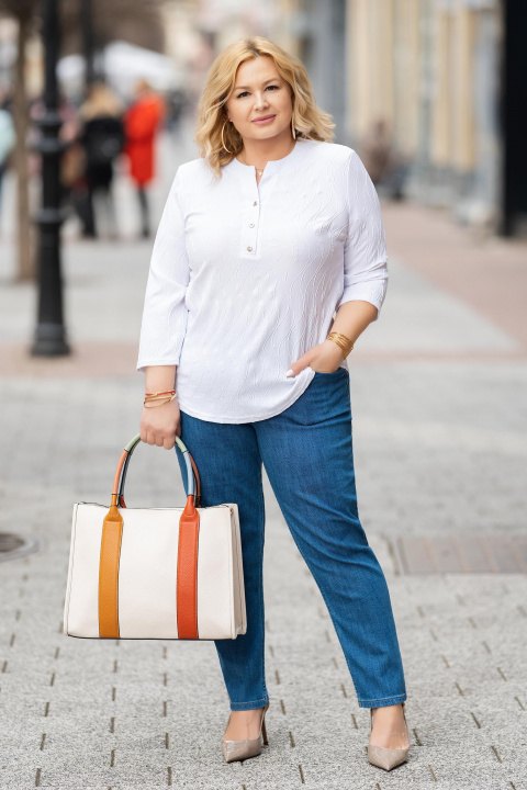 Макси блуза в бяло с остро деколте и релефна текстура