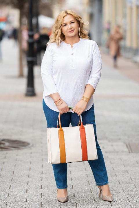 Макси блуза в бяло с остро деколте и релефна текстура