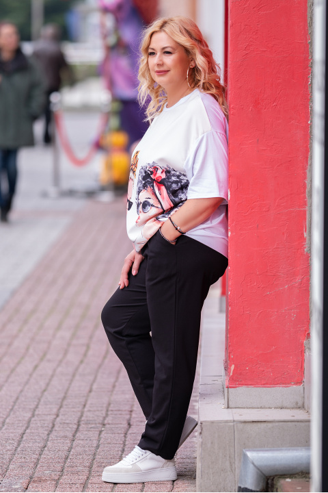 МАКСИ блуза в бяло с принт жени с очила