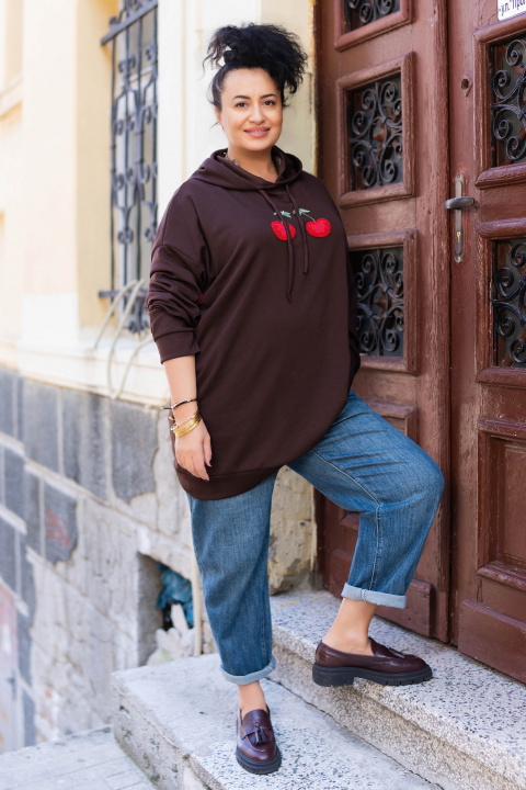 МАКСИ блуза в кафяво тип суитшърт с модерна апликация с черешки