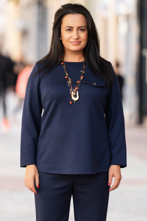 МАКСИ блуза в тъмносиньо от плътна гладка материя и декоративен джоб с капак