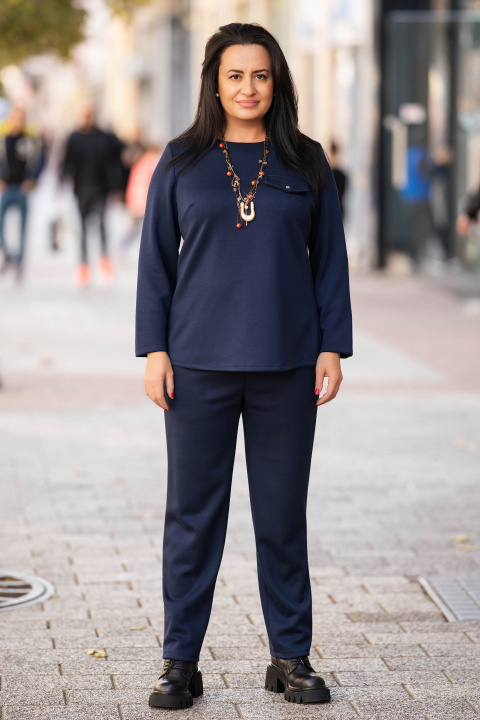 МАКСИ блуза в тъмносиньо от плътна гладка материя и декоративен джоб с капак