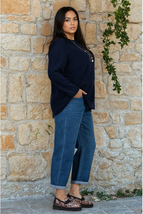 МАКСИ блуза в тъмносиньо от плътна релефна материя с декоративен джоб с капак