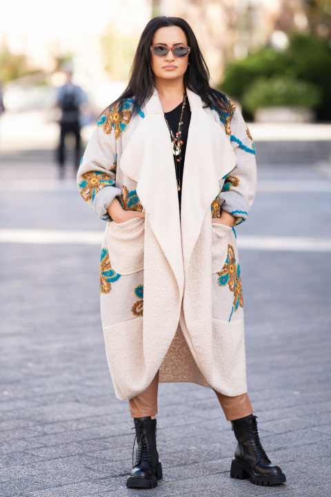 Макси бутиково палто с вълна в бежов цвят с апликирани цветя в жълто и синьо