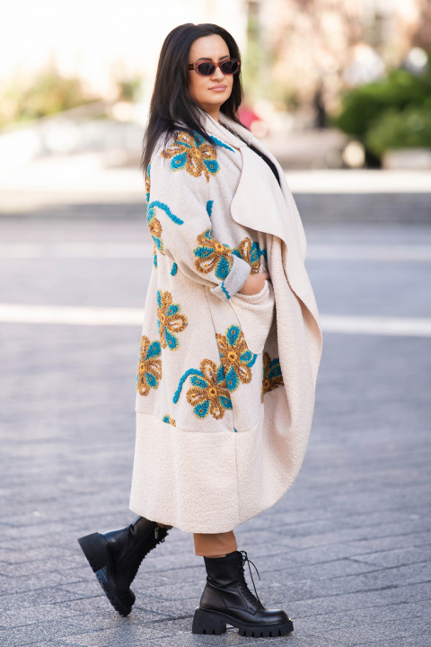 Макси бутиково палто с вълна в бежов цвят с апликирани цветя в жълто и синьо