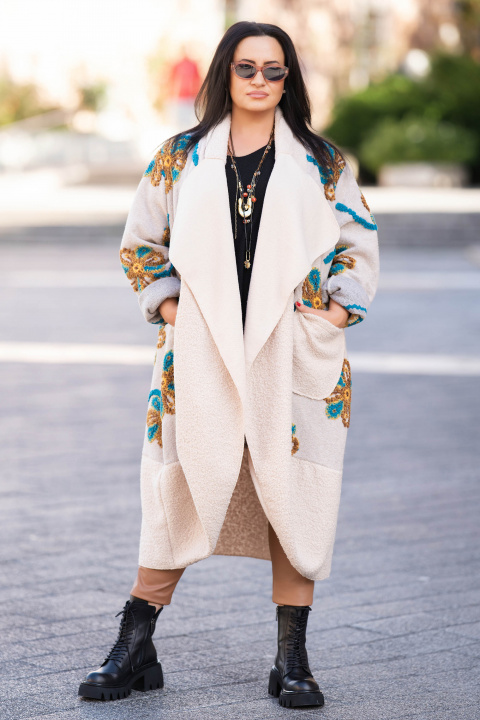 Макси бутиково палто с вълна в бежов цвят с апликирани цветя в жълто и синьо