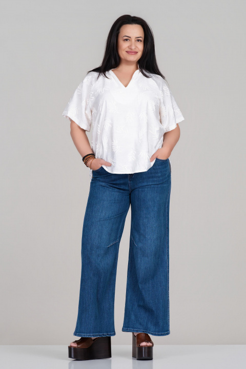 МАКСИ бяла блуза със златиста яка, остро деколте и релефен принт