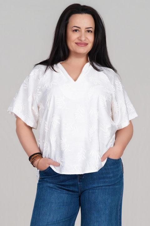 МАКСИ бяла блуза със златиста яка, остро деколте и релефен принт