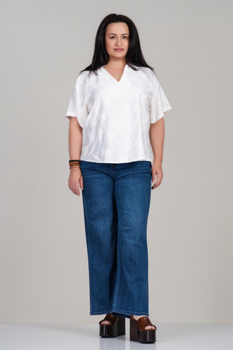 МАКСИ бяла блуза със златиста яка, остро деколте и релефен принт