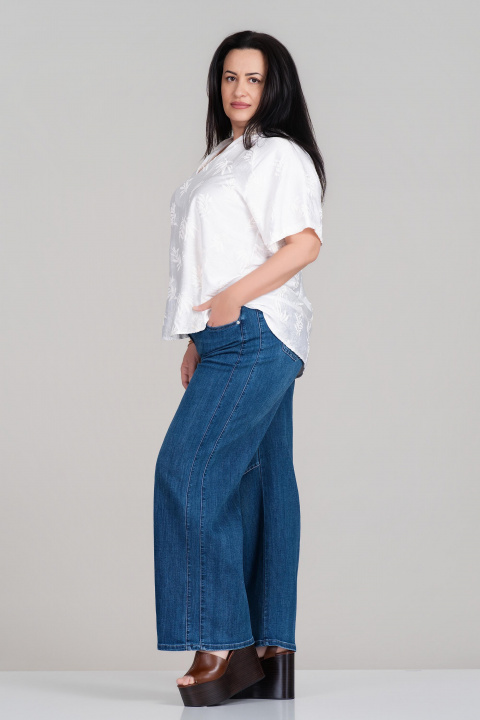 МАКСИ бяла блуза със златиста яка, остро деколте и релефен принт