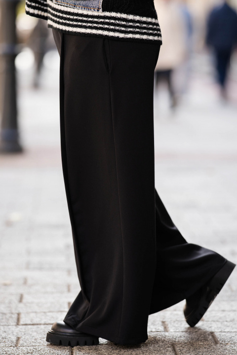 МАКСИ черен панталон с широки крачоли и ръб тип плоха