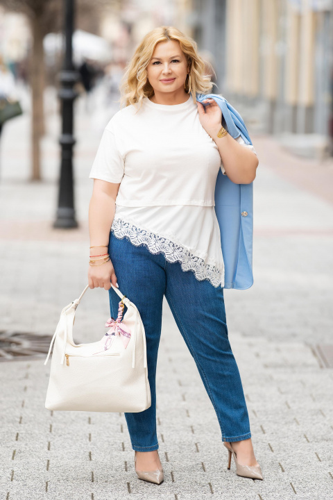 МАКСИ дълга блуза в бяло с прешит сатенен плат и кант рязана бродерия