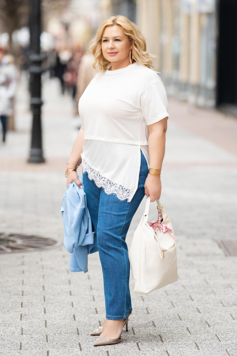 МАКСИ дълга блуза в бяло с прешит сатенен плат и кант рязана бродерия