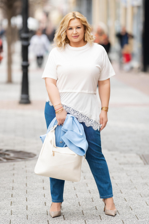 МАКСИ дълга блуза в бяло с прешит сатенен плат и кант рязана бродерия