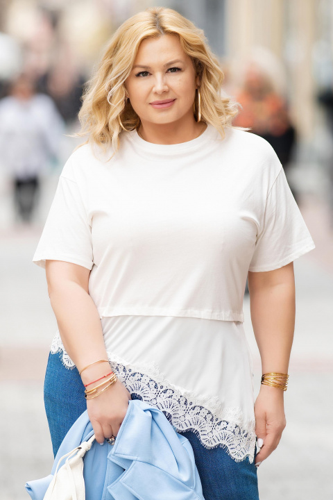 МАКСИ дълга блуза в бяло с прешит сатенен плат и кант рязана бродерия