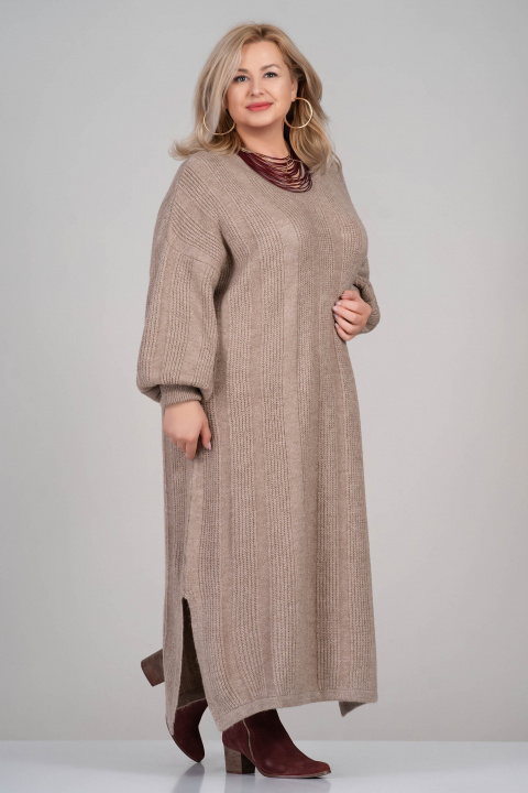 МАКСИ дълга плетена рокля в бежово с остро деколте