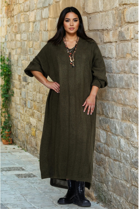 МАКСИ дълга плетена рокля в цвят милитъри с остро деколте