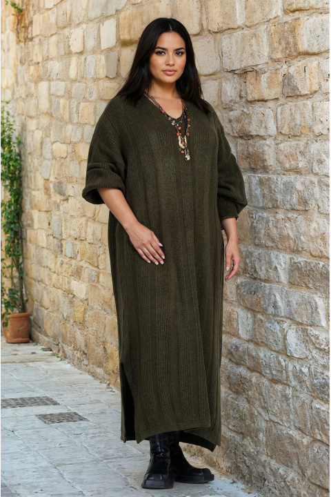 МАКСИ дълга плетена рокля в цвят милитъри с остро деколте