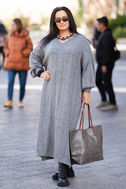 МАКСИ дълга плетена рокля в сиво с остро деколте