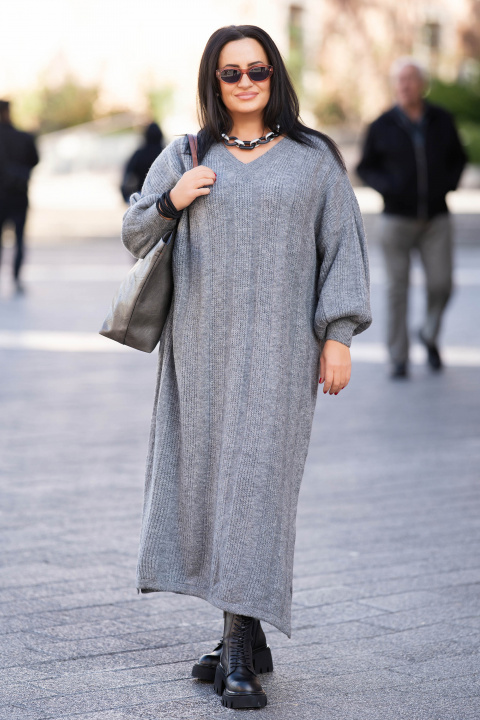 МАКСИ дълга плетена рокля в сиво с остро деколте