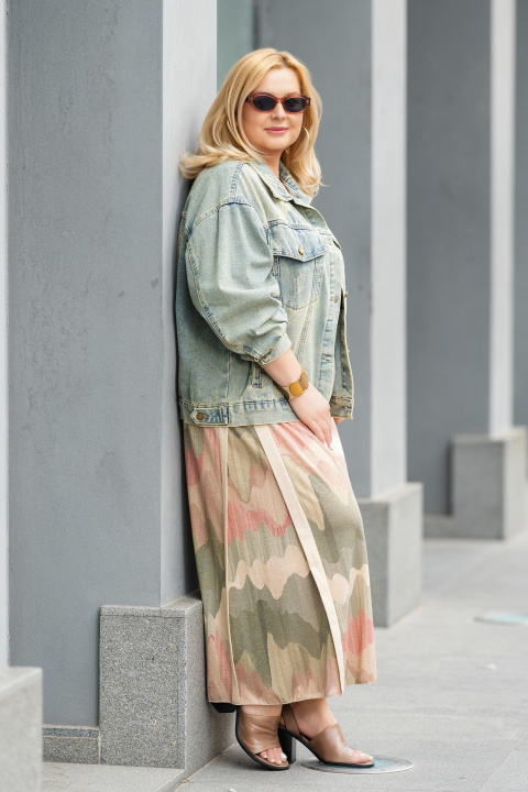 МАКСИ дълга рокля в бежово без ръкави с акварелен принт в зелено и розово