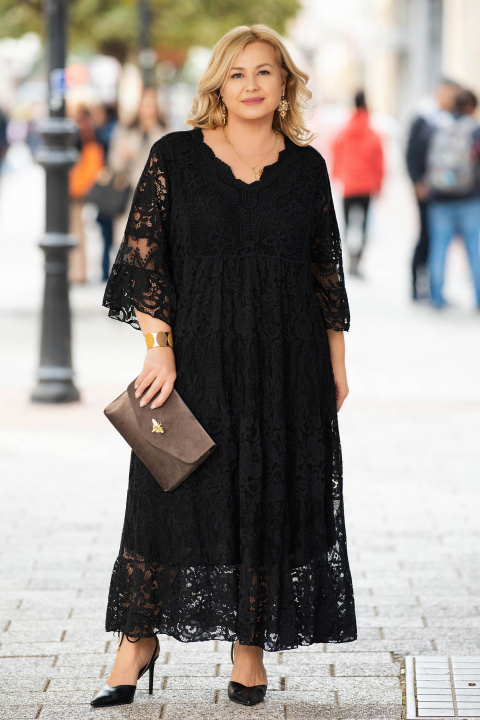 МАКСИ дълга рокля в черно с богата рязана дантела