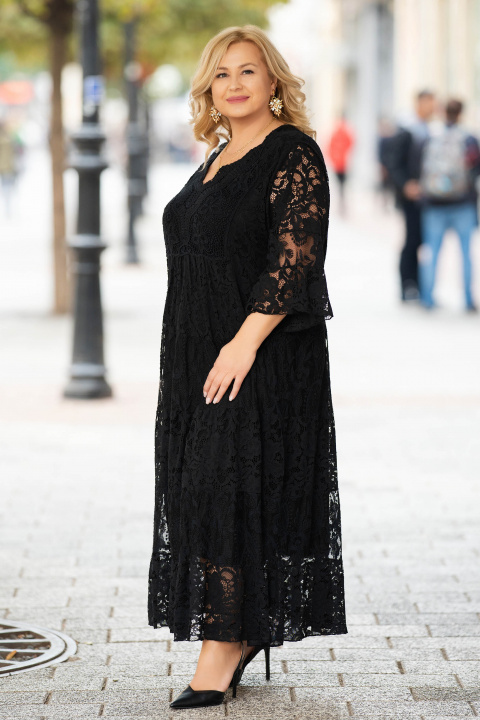 МАКСИ дълга рокля в черно с богата рязана дантела