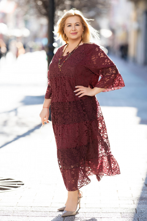 МАКСИ дълга рокля в цвят бордо с богата рязана дантела