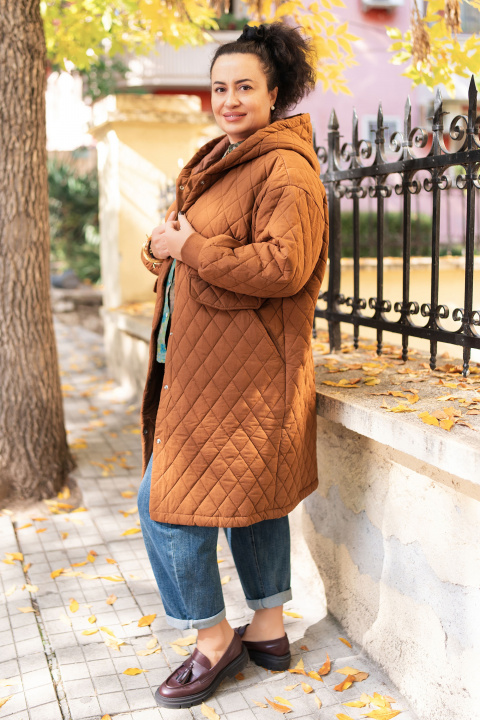 МАКСИ дълго капитонирано яке от памук в кафяво с качулка и джоб с капак