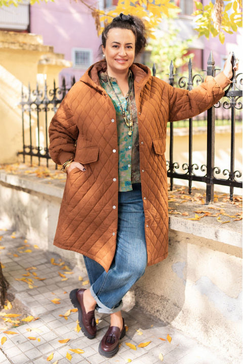 МАКСИ дълго капитонирано яке от памук в кафяво с качулка и джоб с капак