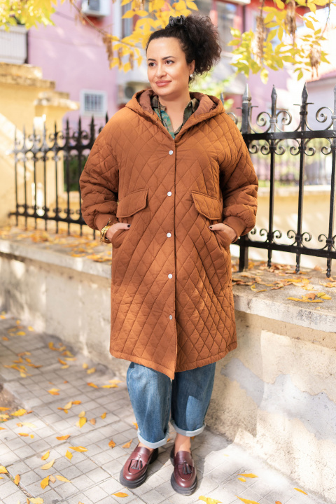 МАКСИ дълго капитонирано яке от памук в кафяво с качулка и джоб с капак