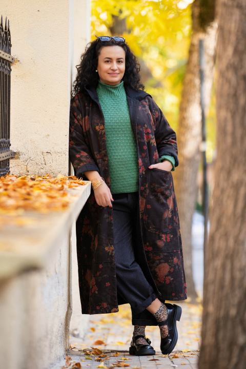 МАКСИ дълго ватирано палто в черно с флорален принт