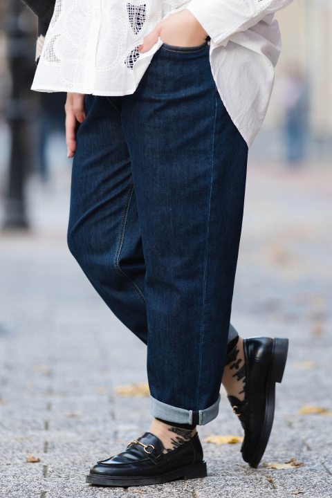 МАКСИ дънки бойфренд в тъмносиньо с висока талия и контрастни шевове