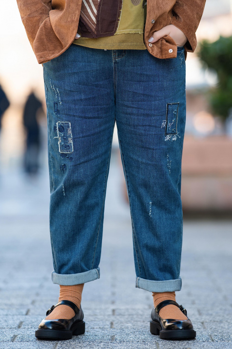 Макси дънки от еластичен деним в синьо с бродирани букви, накъсвания и прешити елементи